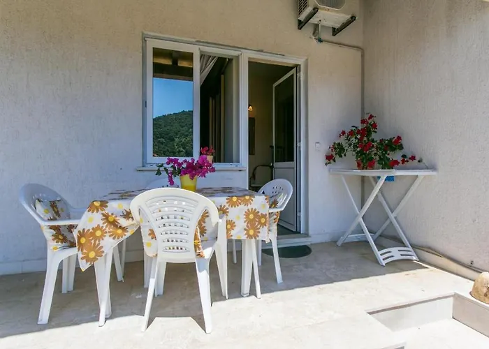 Apartments Elelu - Two-Bedroom Apartment With Terrace